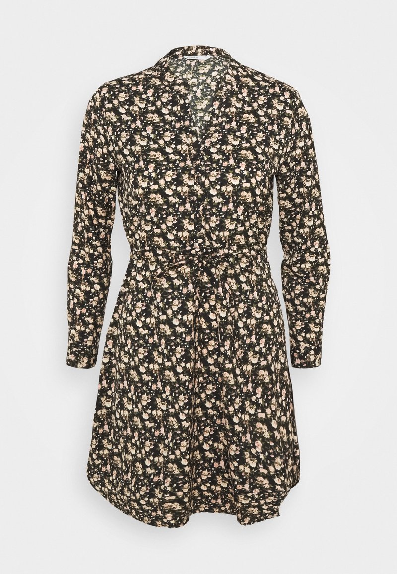 Robe noire à fleurs avec manches longues, boutons et ceinture à nouer. Présente de petites fleurs roses et crème sur un fond sombre. Texture lisse.