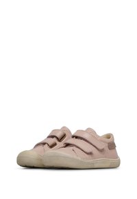 Růžové kožené boty se dvěma suchými zipy, texturovaná béžová gumová podrážka, kulatá špička a malé ventilační otvory po stranách.