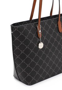Zwarte tote bag met een gestructureerde afwerking, voorzien van een geometrisch patroon, bruin lederen handvatten en een zilveren tag kettingdetail.
