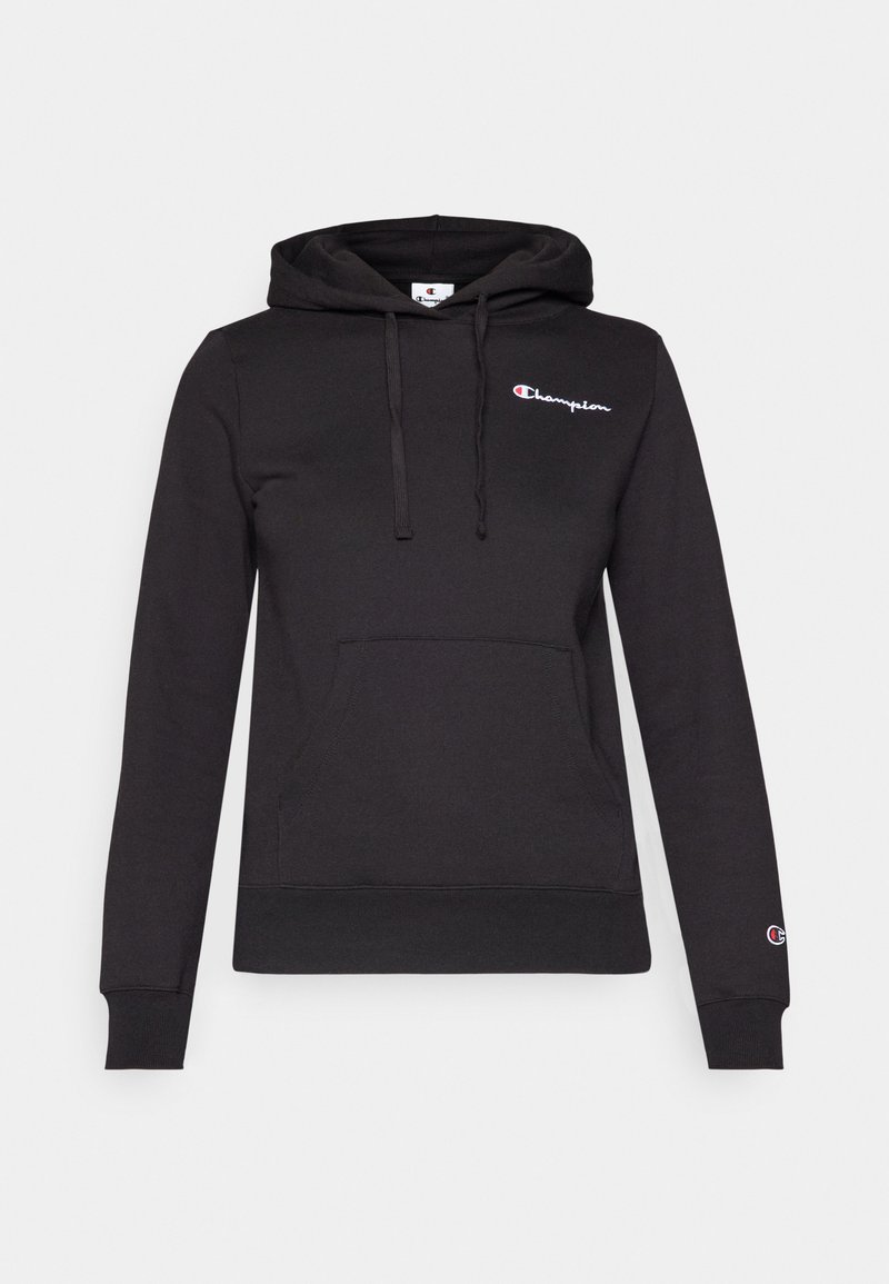Schwarzer Hoodie aus weichem Stoff, ausgestattet mit einer Kängurutasche, Kapuze mit Kordelzug und gesticktem "Champion"-Logo in Weiß und Rot.