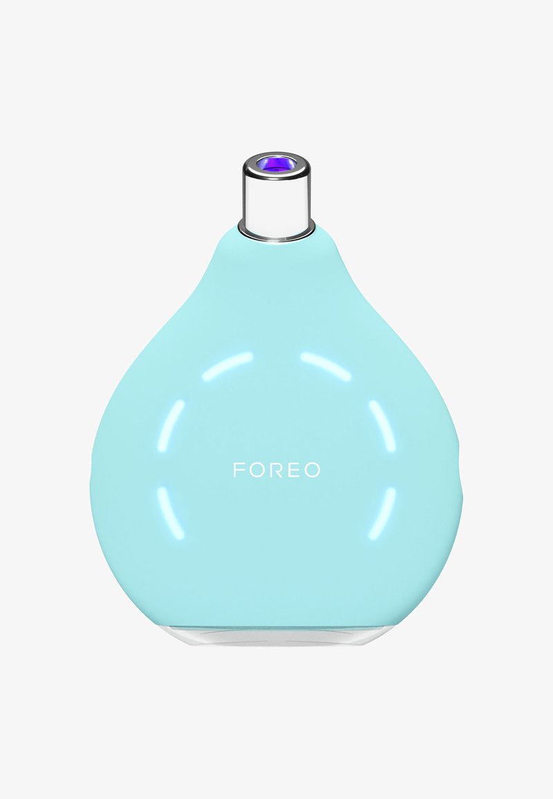 Hellblaue Silikon-Hautpflegegeräte in Tropfenform, mit metallic-silberner Düse und kreisförmigen LED-Lichtern, versehen mit dem "FOREO"-Logo.