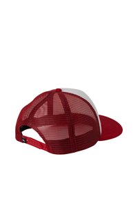 Rote und weiße Netz-Baseballmütze mit verstellbarem Snapback-Verschluss, von hinten und seitlich auf einem weißen Hintergrund gezeigt.