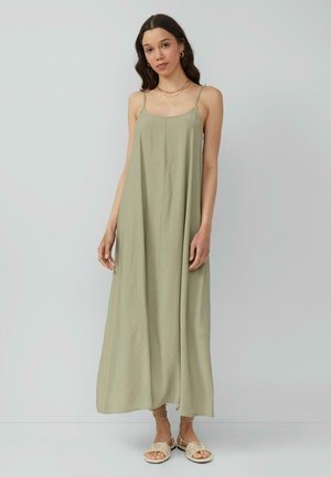 Lichtgroene, mouwloze maxi-jurk met een vloeiende silhoutte en een zachte textuur, aangevuld met dunne bandjes.