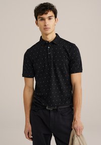 Tricou polos negru, prezentând un model mic și dispersat. Fabricat dintr-un material texturat, cu mâneci scurte și guler butonat.