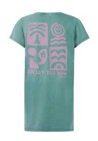 Lysegrøn bomulds t-shirt kjole med korte ærmer. Bagsiden har lyserøde abstrakte designs og teksten "Nyd nuet" nær kanten.