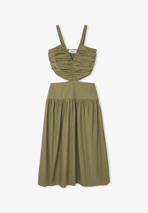 Zielona oliwkowa sukienka z dopasowaną, marszczoną górą z ramiączkami oraz zwiewnym, zgromadzonym dołem, wykonana z lekkiego materiału.