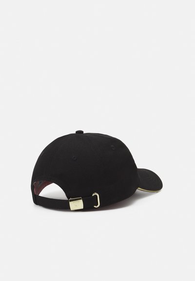 Gorra de béisbol de algodón negra con visera curva, correa ajustable en la parte posterior y detalle de hebilla metálica. Textura suave con un diseño de marca mínimo.