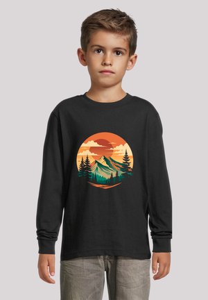 Schwarzes Langarm-T-Shirt mit einem runden Berggrafik, grünen Gipfeln, orangefarbener Sonne und grünen Bäumen, aus Baumwollmischgewebe.