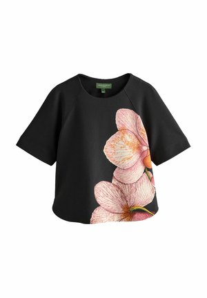 Sort kortærmet top med stort pink blomsterprint på den ene side. Glat tekstur med en rund udskæring og en afslappet pasform.