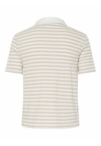 Īsām piedurknēm polo krekls ar gaiši bežām un baltām horizontālām svītrām, kuram ir balta apkakle un teksturēta ribota auduma virsma.
