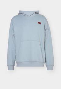 Felpa con cappuccio azzurro chiaro realizzata in tessuto misto cotone. Presenta una tasca a marsupio e un piccolo logo rosso sul petto. Polsini e orlo a costine.