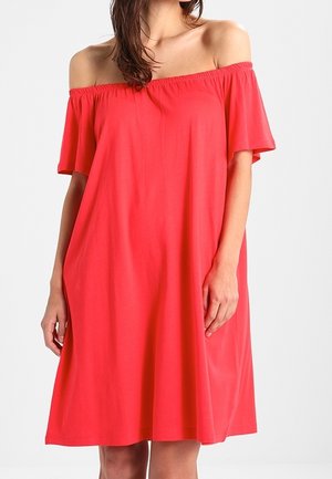 Schouderloze koraalkleurige jurk gemaakt van lichtgewicht stof, met korte mouwen, een losse pasvorm en een zoom tot op de knie.
