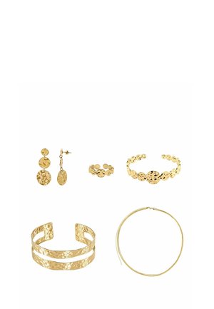 Set aus fünf Schmuckstücken in gehämmerter Goldoptik: zwei Paar Armbänder, ein Ring, ein Paar Tropfenohrringe und eine dünne Halskette.
