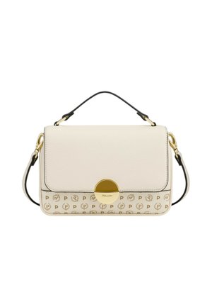Borsa rettangolare color crema e beige con chiusura circolare dorata, manico superiore nero, tracolla regolabile e motivo logo "P" sul davanti in basso.