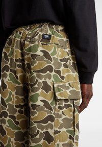 Cargo shorts in een camouflagemotief met tinten bruin, groen en beige. Elastische tailleband met zakken en een Vans-label op de achterkant.