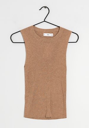 Top beige sin mangas de punto acanalado con hilo metálico, colgado en una percha negra contra un fondo blanco.