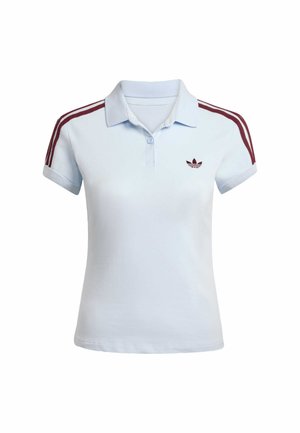 Jasnoniebieska koszulka polo z kołnierzykiem, dwoma guzikami i bordowymi paskami na ramionach. Na piersi znajduje się małe, haftowane logo.