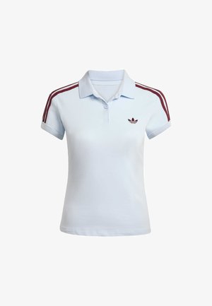 Jasnoniebieska koszulka polo z kołnierzykiem, dwoma guzikami i bordowymi paskami na ramionach. Na piersi znajduje się małe, haftowane logo.