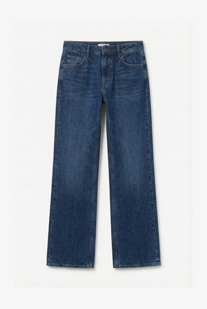 Jean denim bleu foncé à jambes droites avec cinq poches, fermeture par bouton et passants pour ceinture, posé à plat sur un fond blanc.