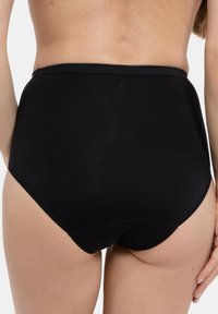 Hoge taille zwarte onderbroek, gemaakt van gladde stof. Kenmerkt zich door een eenvoudig ontwerp met een veilige tailleband en minimale stiksels.