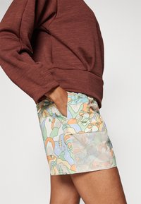 Columbia BOUNDLESS TREK™ ACTIVE SHORT - Lühikesed püksid (õue) - dark stone epic