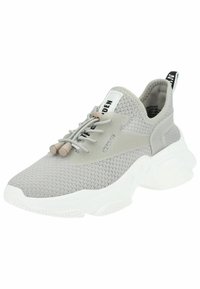 Helle graue Sneaker mit einem gestrickten Obermaterial, strukturierten Akzenten, elastischen Schnürsenkeln und einer dicken weißen Sohle. Verfügt über eine Ziehschlaufe und Branding auf der Zunge.