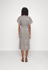 Midi šaty s květinovým vzorem, krátké plášťové rukávy, zvýrazněný pas, lehká látka, jemná textura, se splývavou sukní.