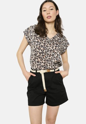 Leopardprint top met korte mouwen en een V-hals, gecombineerd met zwarte shorts en een gevlochten crèmekleurige riem met een gouden gesp.