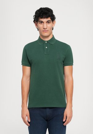 Donkergrijze polo met een klassieke kraag, twee knopen, korte mouwen en een geperforeerd logo-detail op de linkerborst.