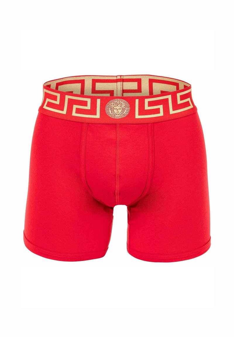 Rote Boxer-Shorts mit einem goldenen gemusterten Bund und einem Löwenemblem. Weiches Material, eng anliegende Passform und mittellange Beine.