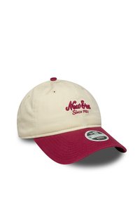 Beige színű pamut sapka bordó árnyalatú napellenzővel, hímezett "New Era" felirattal és "Since 1920" szöveggel. A napellenzőn mérettag található.