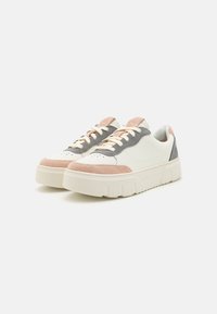 Les baskets présentent un mélange de cuir blanc et de daim dans des teintes de rose clair et de gris, une semelle texturée, un bout rond et des lacets plats.