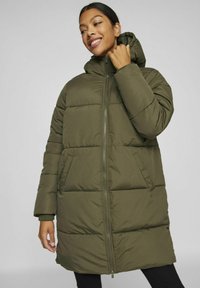 Olivgrön puffjacka med huva, med en frontdragkedja, stora rektangulära sektioner och sidofickor för värme och skydd.