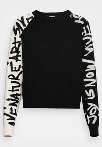 Schwarzer Pullover mit kontrastierenden weißen Ärmeln und auffälligem, grafischem Text. Gerippter Halsausschnitt und Bündchen; weicher Strickstoff überall.