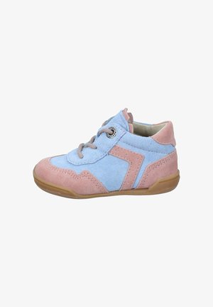 Kinderen hoge sneakers met een bovenwerk van blauwe suede, roze accenten, een gestructureerde outsole en grijze veters. Het zijontwerp omvat een geometrisch patroon.