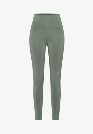 Leggings mit hoher Taille und voller Länge in gedämpftem Olivgrün mit nahtlosem Design und glatter Textur, abgebildet vor einfarbigem weißem Hintergrund.
