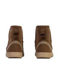 Stivaletti alla caviglia in suede marrone con lati texturizzati, dettagli cuciti e un logo discreto sul retro. Suole in gomma piatta e colli imbottiti.