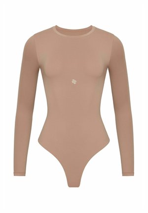 Langärmeliger Bodysuit aus lichtbeige Stoff mit taillierter Passform, der ein kleines Logo auf der Brust und einen Tanga-Schnitt am unteren Rand aufweist.
