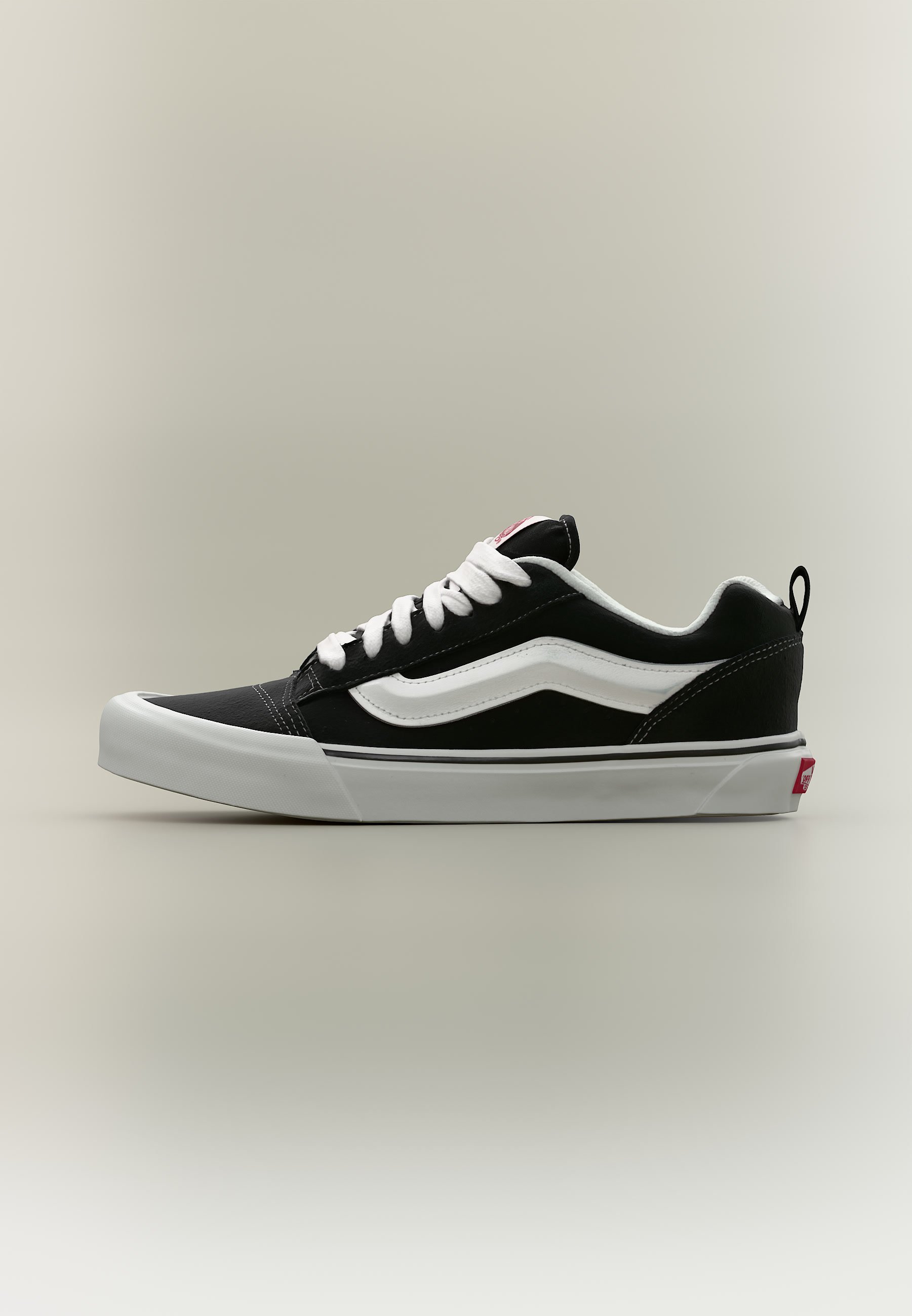 スケートボード Vans Knu Skool Black/True White 11.0 Vans KNU SKOOL UNISEX - Skateschuh - black true white/schwarz