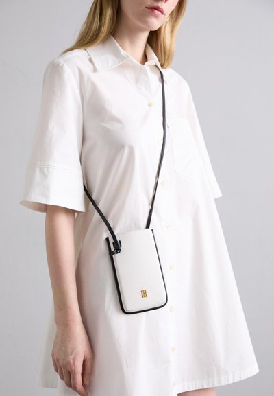 By Malene Birger AYA PHONE - Geantă telefon mobil - black/white