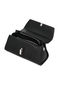 Geantă neagră din piele cu formă structurată, prevăzută cu o închizătoare din metal argintiu și un compartiment interior cu fermoar. Textură netedă cu detalii minime.