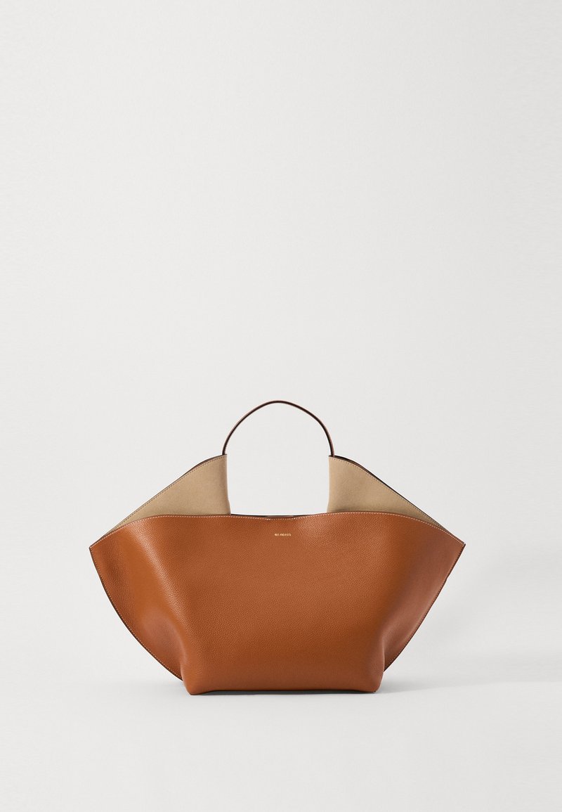 Sac fourre-tout en cuir marron avec une forme structurée et un intérieur plus clair. Il dispose d'une poignée supérieure et d'un design minimaliste.