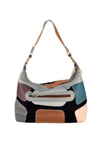 Patchwork handtas met verschillende leertexturen in grijs, zwart, roze, blauw en bruin, met een voorzak met rits en een brede schouderband.