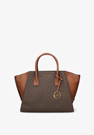 Borsa a mano da designer marrone con motivo monogramma, forma strutturata, doppio manico superiore e ciondolo con logo dorato. Accenti in pelle liscia e texturizzata.