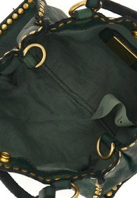 Borsa a mano verde in pelle con un morbido rivestimento interno, dettagli in hardware dorato, texture liscia e dettagli con borchie tonde lungo il bordo superiore.