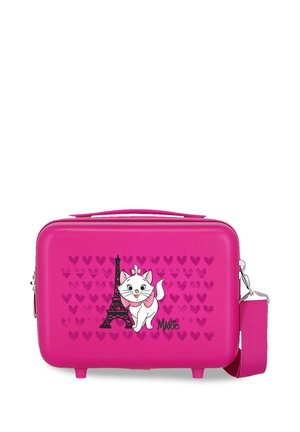 Maleta rosa brillante con un gato blanco de dibujos animados que lleva un lazo rosa frente a la silueta de la Torre Eiffel y patrones de corazones.