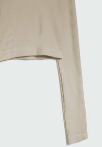 Beige gerippter Langarm-Top mit abgeschnittenem Saum, das eine subtile Textur und enganliegende Ärmel aufweist. Einfaches, sauberes Design ohne zusätzliche Verzierungen.