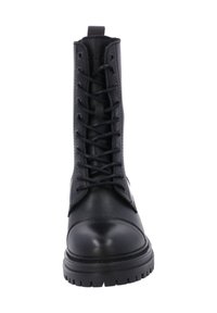 Stivaletto alla caviglia in pelle nera con allacciatura frontale, punta rotonda, collo imbottito e suola in gomma spessa. Presenta superfici lisce e texturizzate.