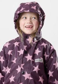 Paarse waterdichte jas met roze sterpatroon, voorzijde met drukknoopsluiting en een capuchon. "ZWEDEN" label op de linkerborst.