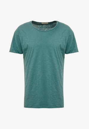 Kurzärmeliges Herren-T-Shirt mit Rundhalsausschnitt in Petrolgrün mit einem dezent strukturierten Stoff, dargestellt vor weißem Hintergrund.